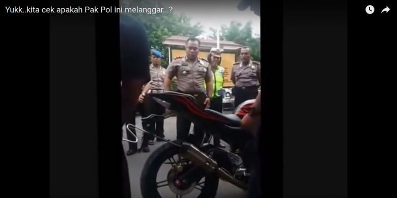 Kepala Polres Magelang Kota AKBP Edi Purwanto memeriksa knalpot racing motor anggotanya dan direkam video serta diunggah ke YouTube.
