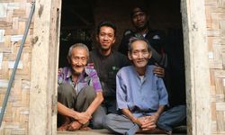 Hidup di Gubuk Tengah Kebun, Kakek Ini Dapat Bantuan dari Dompet Duafa