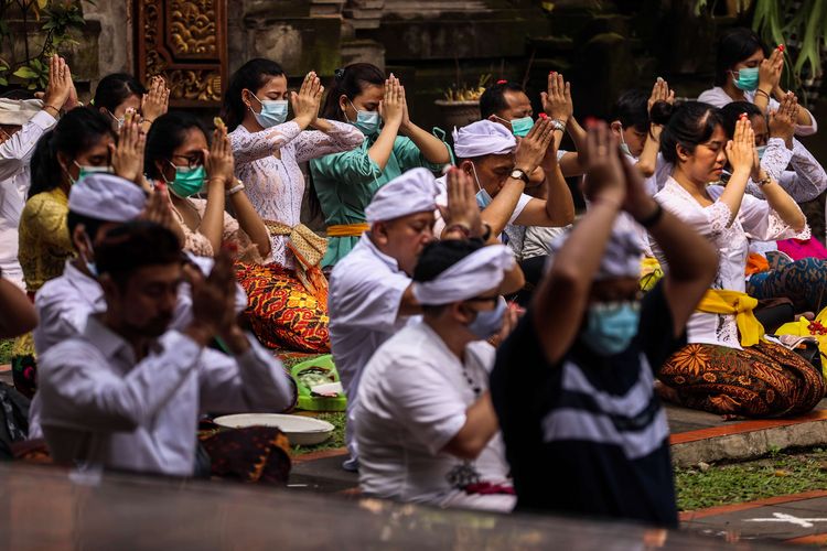 Umat Hindu bersembahyang saat Hari Raya Galungan di Pura Aditya Jaya, Rawamangun, Jakarta Timur, Rabu (14/4/2021). Hari raya Galungan merupakan Hari Raya Suci Agama Hindu yang jatuh setiap 6 bulan sekali, persembahyangan hari raya galungan disalah satu pura terbesar di Jakarta ini tetap berjalan dengan khidmat dengan protokol kesehatan yang ketat.