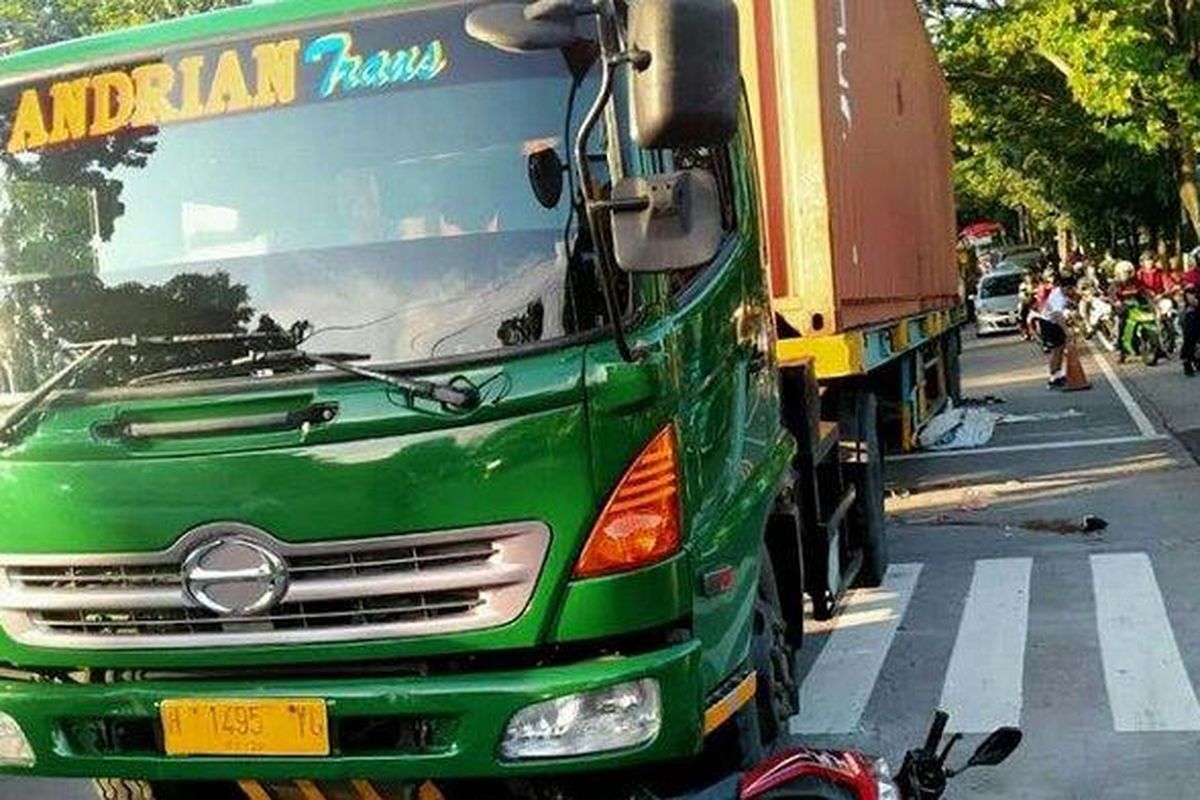 Truk trailer yang menabrak enam sepeda motor di Semarang, Jawa Tengah.
