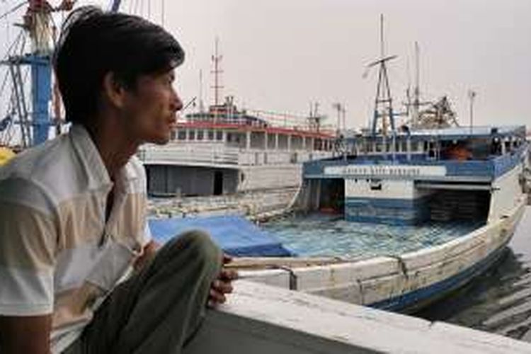 Hlaing Min adalah korban perdagangan dan kerja paksa, dia bekerja didalam kapal ikan di Laut Arafura. Menghabiskan waktu lima tahun ketika terdampar di Kepulauan Aru bagian timur Indonesia.