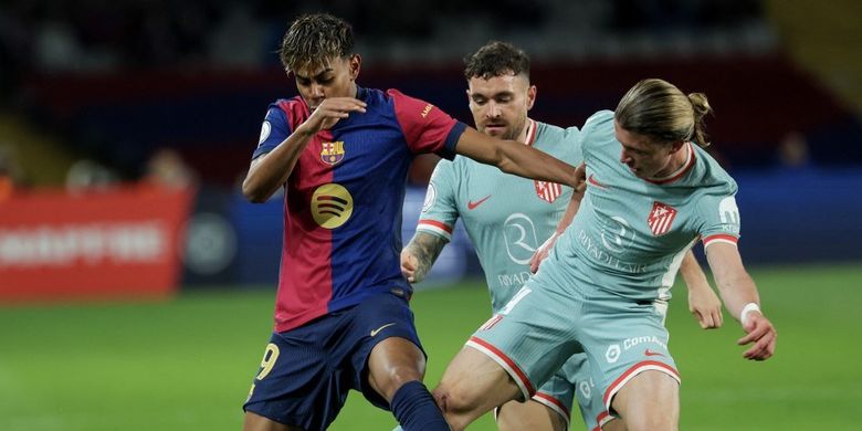 Aksi Lamine Yamal berebut bola dengan Conor Gallagher dalam laga leg pertama semifinal Copa del Rey 2024-2025 antara Barcelona vs Atletico Madrid di Estadi Olimpic Lluis Companys, 25 Februari 2025. (Photo by LLUIS GENE / AFP)