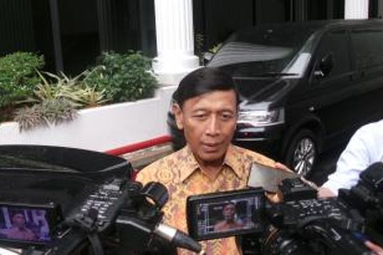 Ketua Umum Partai Hanura Wiranto seusai bertemu dengan Wakil Presiden Jusuf Kalla di Kantor Wapres Jakarta, Rabu (25/3/2015)