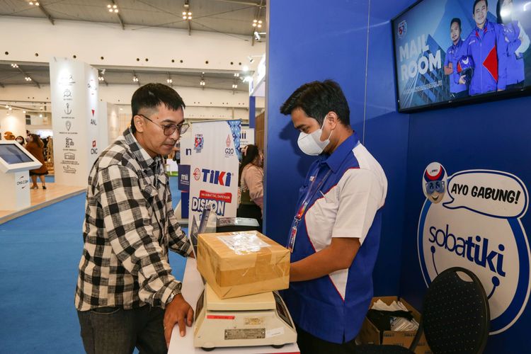 Pelanggan memanfaatkan layanan pengiriman TIKI di Trade Expo Indonesia (TEI) 2022 di Indonesia Convention Exhibition (ICE) BSD, Tangerang, Rabu (19/10/2022). Dalam pameran ini TIKI memperkenalkan layanan Mail Room yang menawarkan solusi distribusi surat dan dokumen bagi korporat.