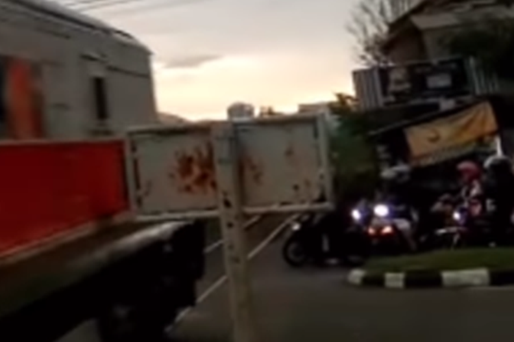 Tangkapan layar video yang memperlihatkan sejumlah pengendara motor melawan arah hingga nyaris tertabrak kereta api.