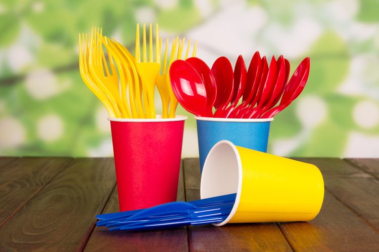 Ilustrasi sendok dan garpu plastik