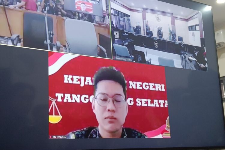 Sidang putusan atas kasus investasi bodong binary option Binomo yang menjerat terdakwa Indra Kesuma alias Indra Kenz harus ditunda, Jumat (28/10/2022).  Hal ini disampaikan langsung oleh Ketua Hakim Majelis Sidang Rahman Rajagukguk di Pengadilan Negeri Tangerang.
