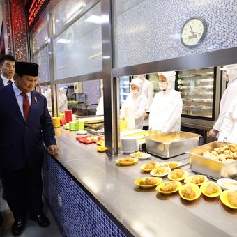 Prabowo Subianto meninjau program makan siang gratis di sekolah di Beijing, China, Selasa (2/4/2024). 