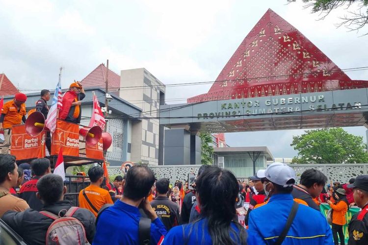 Ratusan buruh saat melakukan aksi di depan kantor Gubernur Sumatera Selatan, Senin (27/11/2023).
