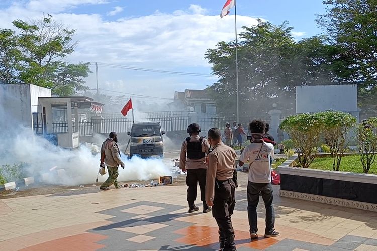 Polisi Bubarkan Aksi Demo Tolak DOB di Sorong