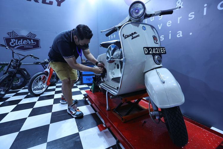 Konversi vespa klasik menjadi vespa listrik hasil modifikasi Elders Garage dipamerkan di ajang Periklindo Electric Vehicle Show (PEVS) 2022 di JIExpo Kemayoran, Kamis (28/7/2022). Butuh waktu 3 jam untuk melakukan modifikasi ini.