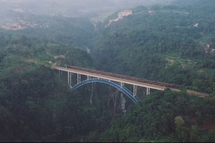 Panorama Jembatan KA Cisomang yang menjadi jembatan kereta api tertinggi di Indonesia.