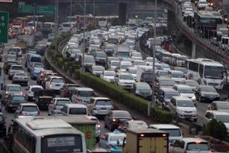 Kemacetan panjang saat jam pulang kerja terjadi di ruas Jalan Gatot Subroto, Jakarta, Jumat (13/9/2013). Gubernur DKI Jakarta Joko Widodo mengaku khawatir dengan kebijakan mobil murah yang digagas oleh pemerintah pusat.