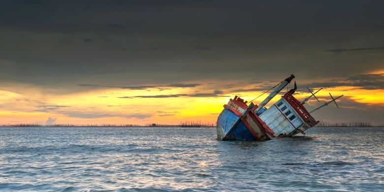 Indonesian Tugboat Wrecked, 10 Man Crew Survives