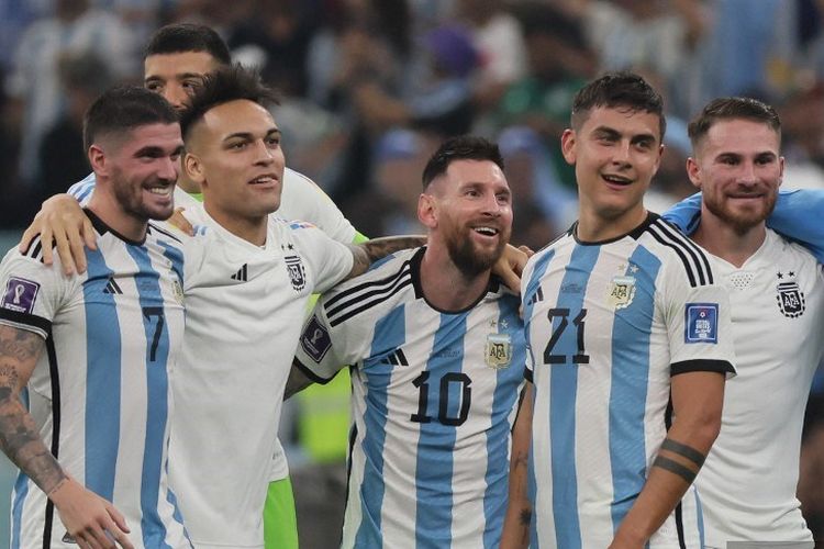 Lionel Messi (10) dan skuad Argentina merayakan kemenangan pada semifinal Piala Dunia 2022 Qatar antara Argentina vs Kroasia di Lusail Stadium di Lusail, utara Doha pada 14 Desember 2022 Rabu dini hari WIB.