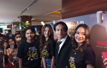 Deretan pemain Surat Cinta untuk Starla The Series saat ditemui di di Djakarta Theater kawasan Kebon Sirih, Jakarta Pusat, Senin (19/12/2022). 