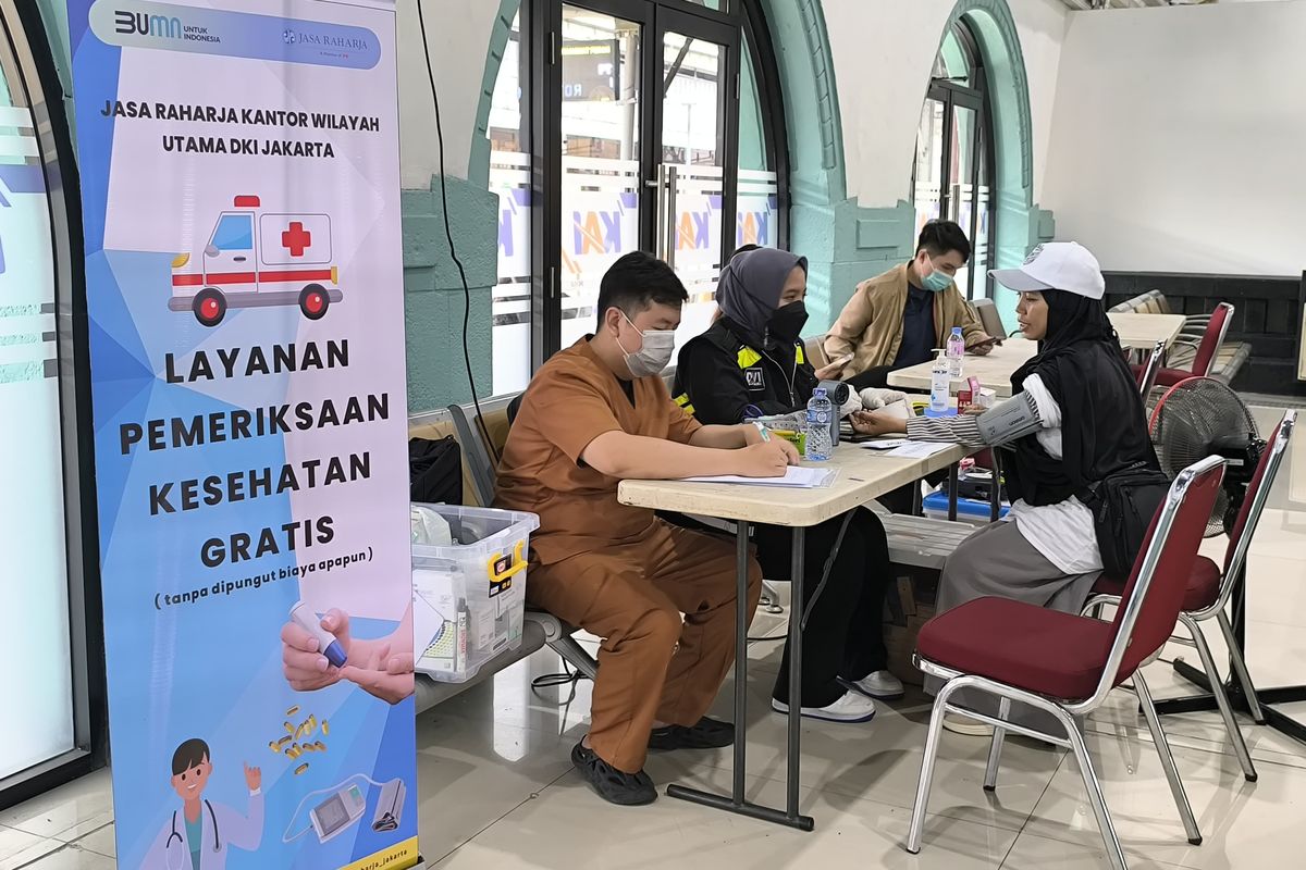 KAI menyiapkan Pos Kesehatan di 67 stasiun yang beroperasi selama 24 jam atau hingga layanan kereta berakhir.