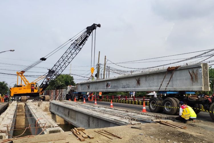 Perbaikan Jembatan Ngaglik di Lamongan, Jawa Timur.