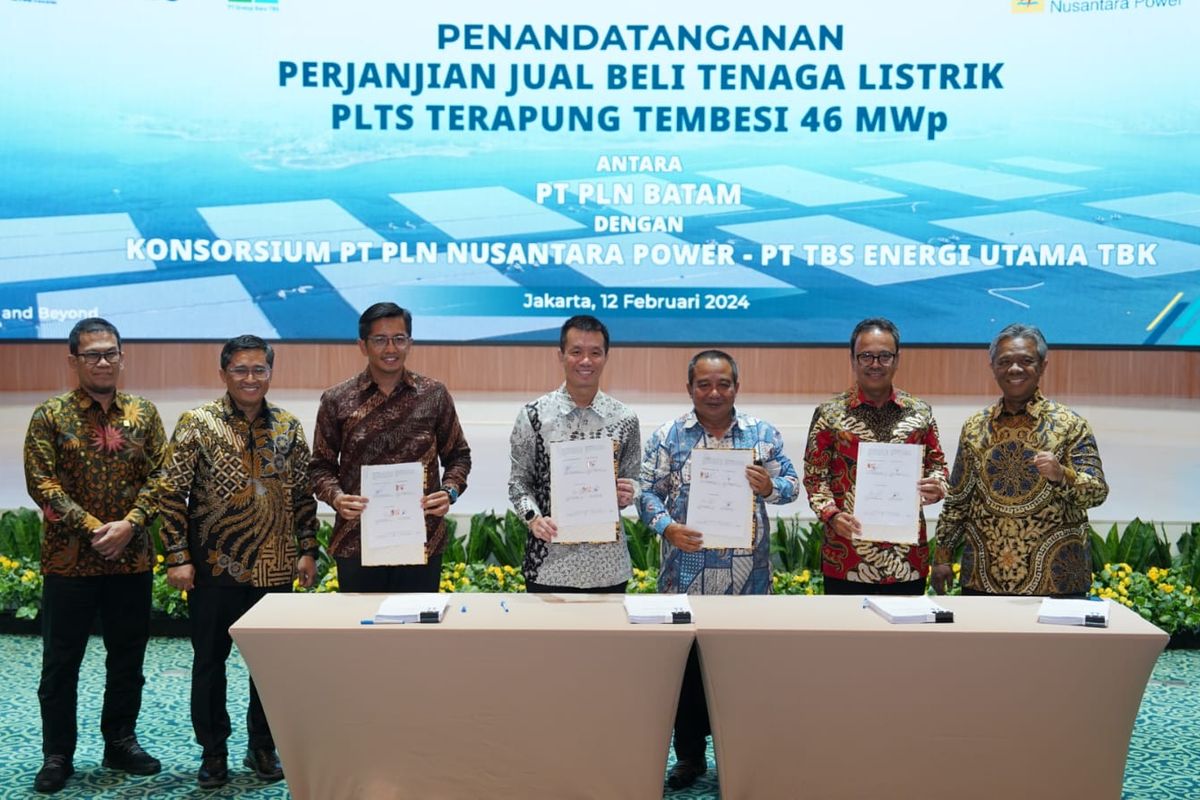 Penandatanganan perjanjian jual beli tenaga listrik TBS Energi Utama dan PLN Nusantara Power dengan PLN Batam