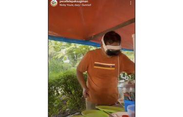 Tangkapan layar penjual soto gunakan Apple Vision Pro