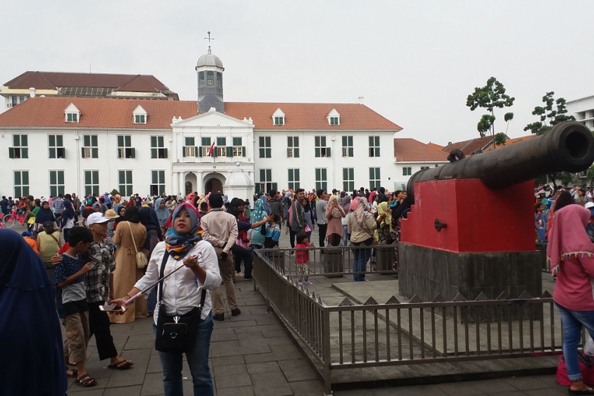 Pengunjung terlihat memadati area terbuka kompleks Museum Fatahillah, Jumat (30/6/2017) sore.