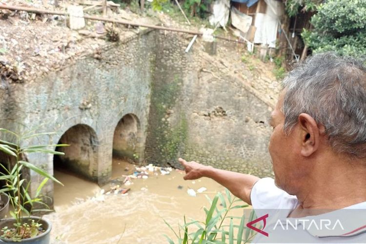 Jembatan Kereta Terowongan Tiga Kelurahan Palmeriam, Kecamatan Matraman, memprihatinkan dan terbengkalai.