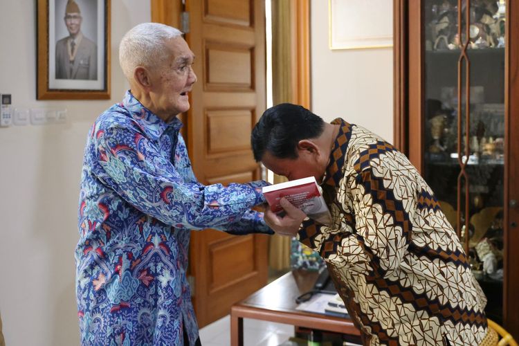 Menteri Pertahanan Prabowo Subianto mencium tangan Wakil Presiden ke-6 RI Jenderal TNI (Purn) Try Sutrisno di kediaman Try, Selasa (25/4/2023).