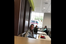 Ditraktir Makan di McDonald's, Tunawisma Ini Malah Diusir Polisi