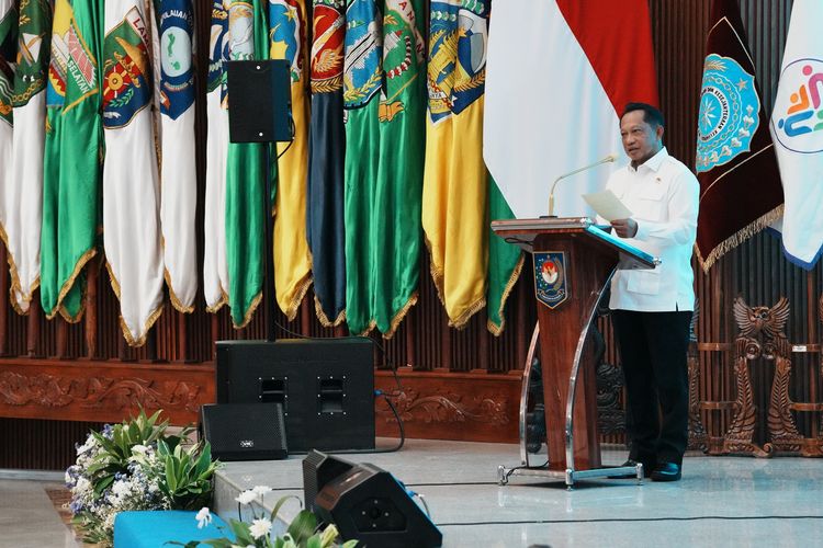 Menteri Dalam Negeri (Mendagri) Muhammad Tito Karnavian saat menghadiri Pelantikan Ketua TP PKK dan Tim Pembina Posyandu Provinsi Papua Pegunungan di Gedung Sasana Bhakti Praja (SBP), Kantor Pusat Kementerian Dalam Negeri (Kemendagri), Jakarta, Kamis (4/12/2025).