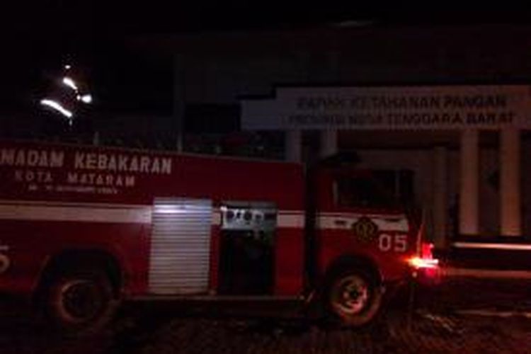 Sebuah mobil dinas pemadan kebakaran Kota Mataram, NTB terlihat di kawasan Kantor Badan Ketahanan Pangan (BKP) yang terbakar, Sabtu (18/10/2014).Diduga, kebakaran berasal dari mesin dispenser yang ada di ruangan kepala BKP.