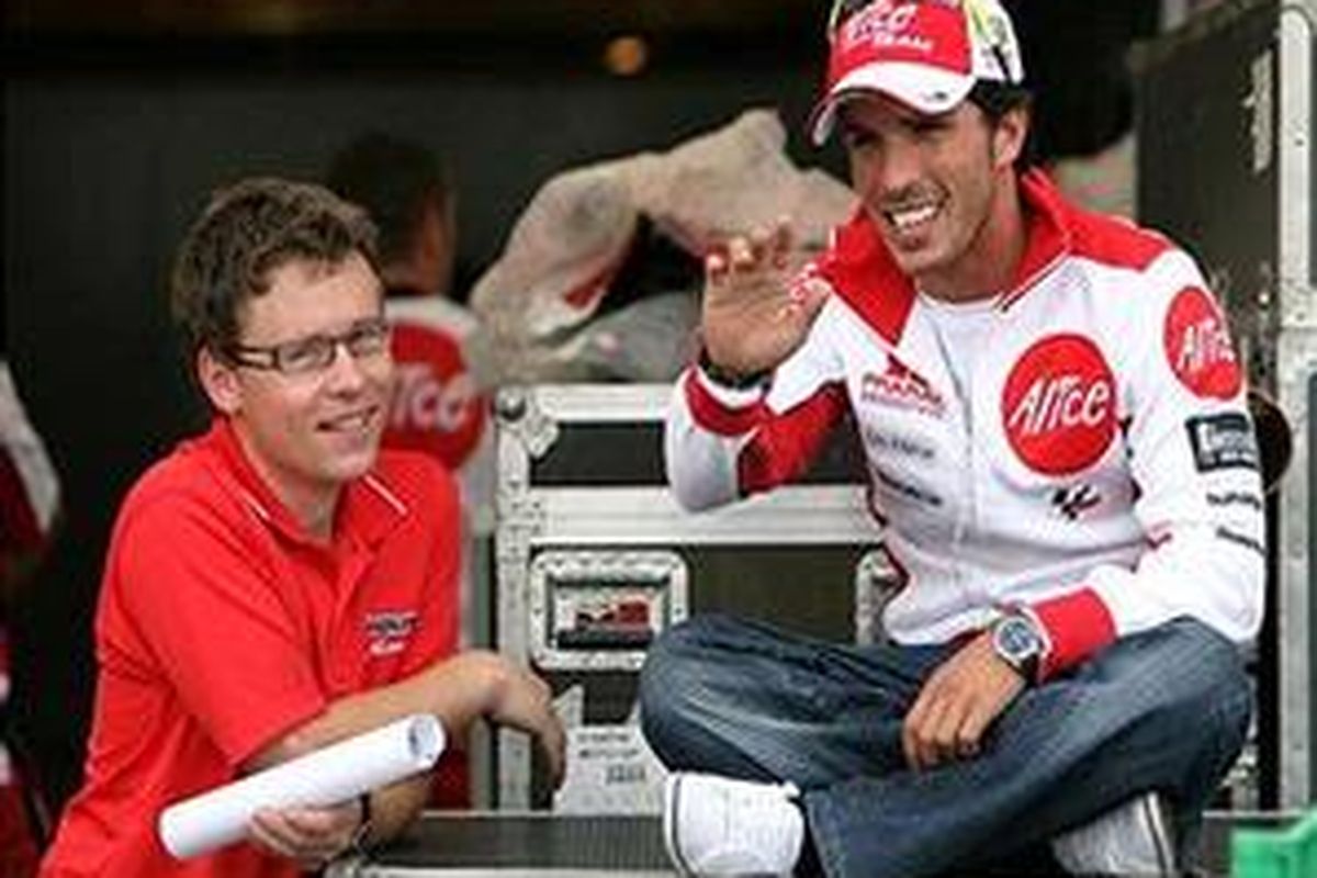 Toni Elias (kanan), masih tetap bersama Gresini meskipun tampil di kelas Moto2.