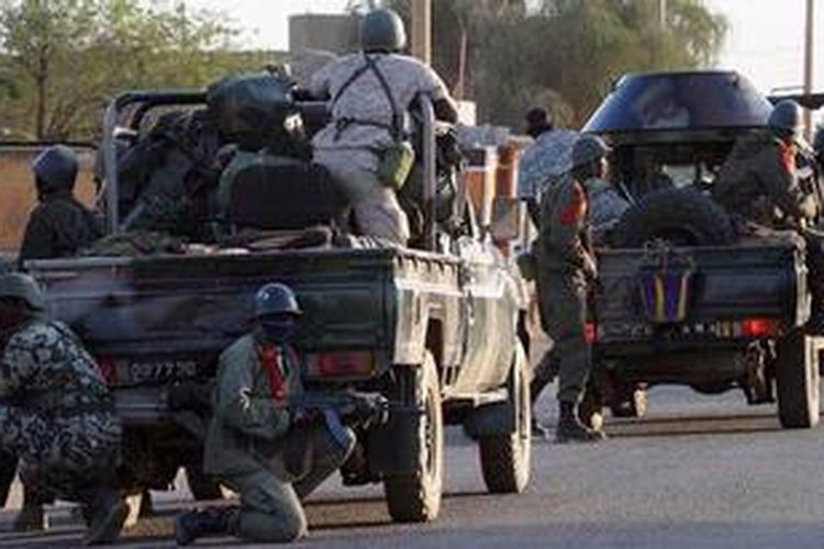 Pasukan Mali bersiaga di jalanan kota Gao setelah pasukan pemberontak berhasil masuk ke kota itu dan melakukan serangan. Serangan ini adalah yang pertama kali sejak kota itu direbut pasukan Perancis dan Mali pada 26 Januari lalu.