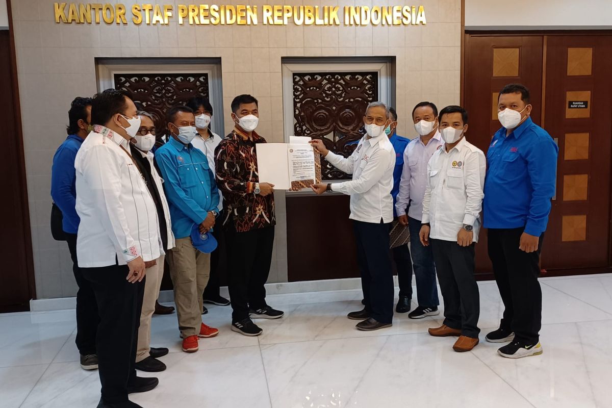 7 petinggi perwakilan para buruh memberikan proposal tuntutan buruh dalam aksi May Day kepada pemerintah yang diterima oleh Deputi Staf Kepresidenan, Jakarta, Kamis (12/5/2022).