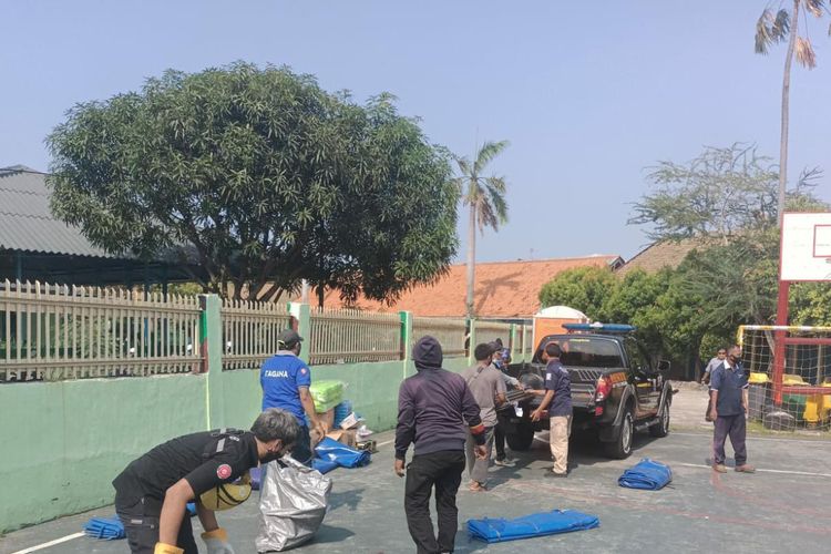 Pendistribusian bantuan kepada korban kebakaran di Kelurahan Kebon Bawang, Tanjung Priok, Jakarta Utara, Kamis (7/10/2021).  