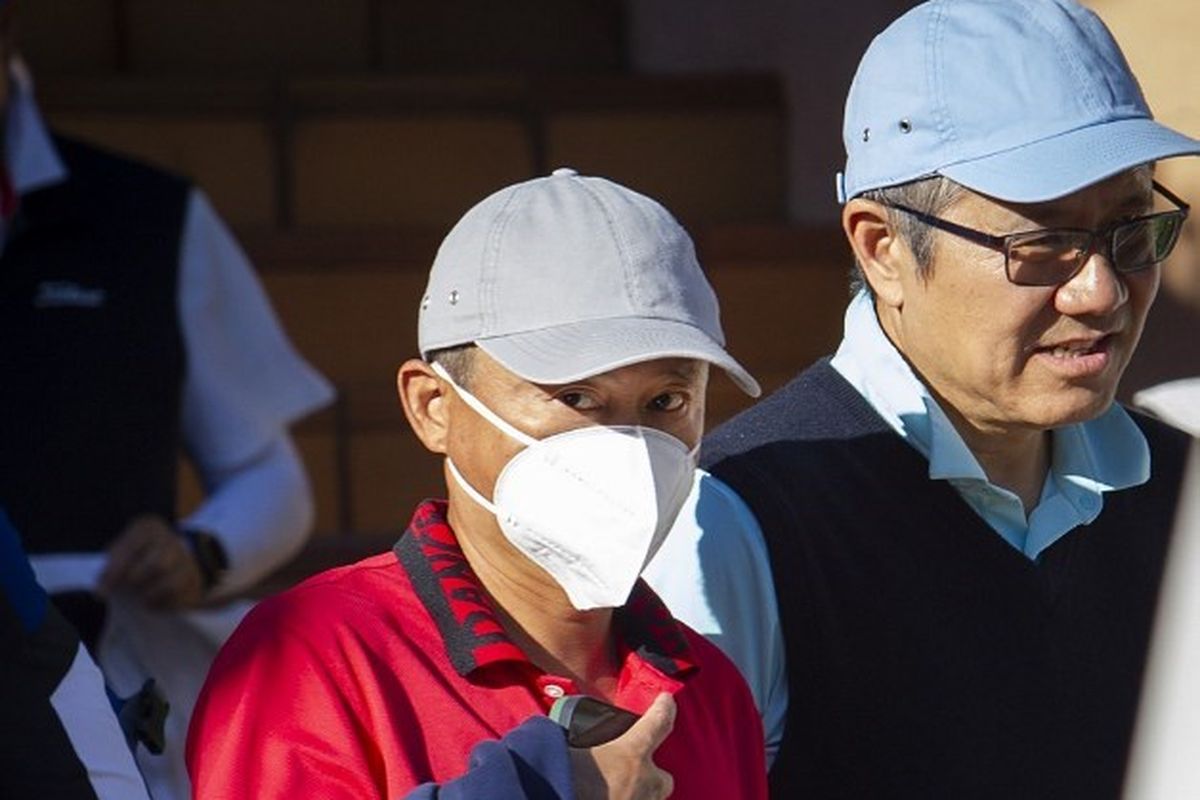 Jack Ma (kiri), salah satu pendiri dan mantan ketua eksekutif Grup Alibaba China digambarkan di Santa Ponsa, di pulau Mallorca pada 20 Oktober 2021. Jack Ma menghabiskan waktu di Spanyol di kapal pesiar mewah Zen. Kehadiran Ma di Spanyol -untuk study tour industri pertanian dan teknologi yang berkaitan dengan lingkungan- dilaporkan oleh South China Morning Post, yang dimiliki oleh Alibaba. Sementara itu, Financial Times baru-baru ini melaporkan Jack Ma tinggal di Jepang selama 6 bulan terakhir.