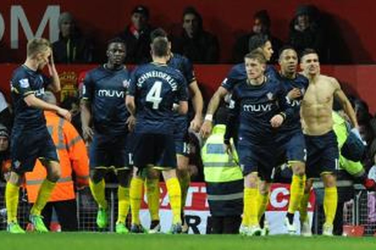 Pemain Southampton, Dusan Tadic, membuka seragamnya seusai membobol gawang Manchester United, Minggu (11/1/2015). 