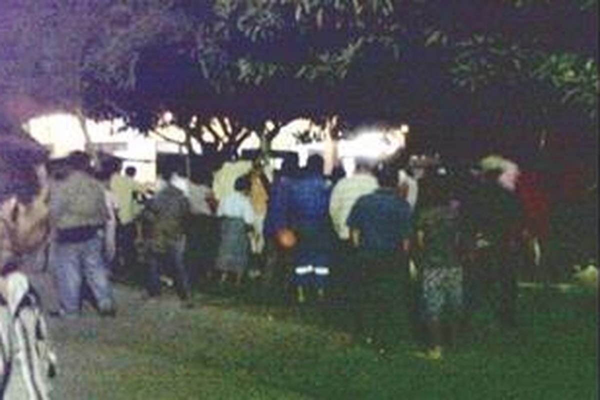 Situasi Pascapenyerangan bersenjata di Mapolsek Hamparan Perak di Deli Serdang. Tampak garis polisi mengelilingi Mapolsek. Akibat penyerangan itu, tiga anggota kepolisian tewas tertembak.