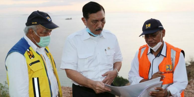 Coordinating Maritime Affairs and Investment Luhut Binsar Pandjaitan (center) and Public Works and Housing Minister Basuki Hadimuljono (left) during a site visit to Labuan Baju on Flores Island in East Nusa Tenggara on September 10-11.  