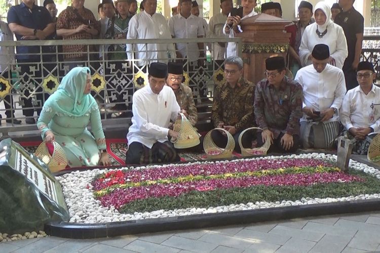 Presiden RI, Joko Widodo (Jokowi) didampingi Yenny Wahid, melakukan tabur bunga di pusara makam KH. Abdurrahman Wahid (Gus Dur), di Pesantren Tebuireng Jombang Jawa Timur, Selasa (18/12/2018).