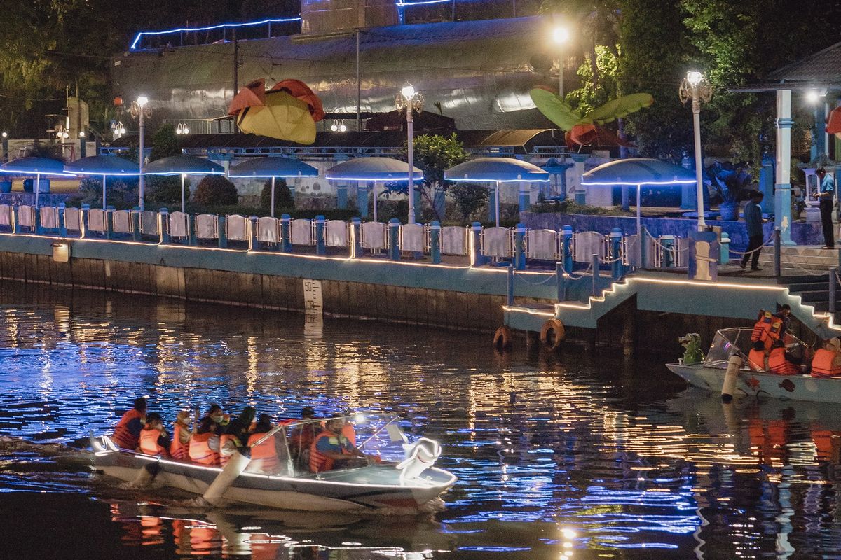 Wisata Perahu Kalimas Surabaya yang melewati rute Monumen Kapal Selam - Taman Prestasi