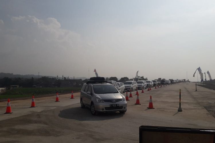 Arus kendaraan meningkat di Exit Grinsing jelang Jembatan Kalikuto ruas Tol Batang-Semarang, Selasa (12/6/2018).