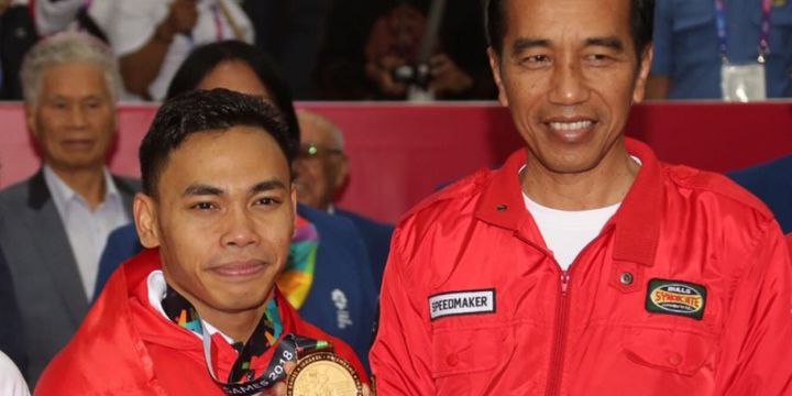 Eko Yuli Triawan dan Presiden Jokowi berfoto bersama. Eko berhasil meraih medali emas di cabor angkat besi kelas 62 kilogram di JIExpo Kemayoran, Selasa (21/8/2018).
