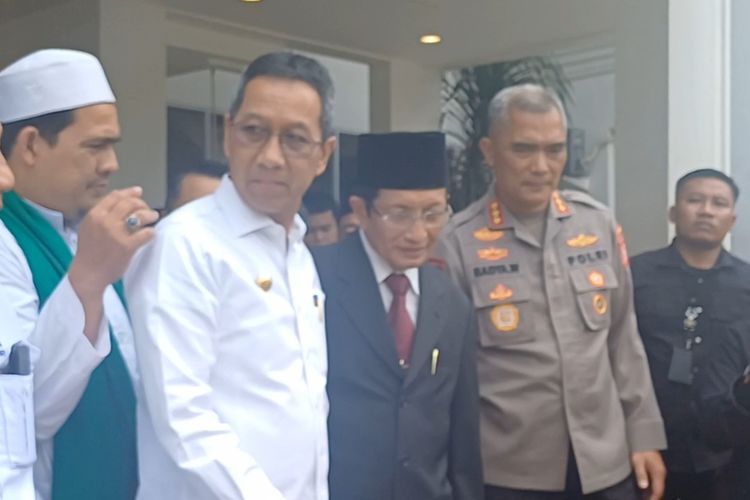 Pj Gubernur DKI Jakarta Heru Budi Hartono usai mengikuti pertemuan dengan jajaran Forkopimda di Balai Pertemuan Metro Jaya, Senin (131/11/2023).