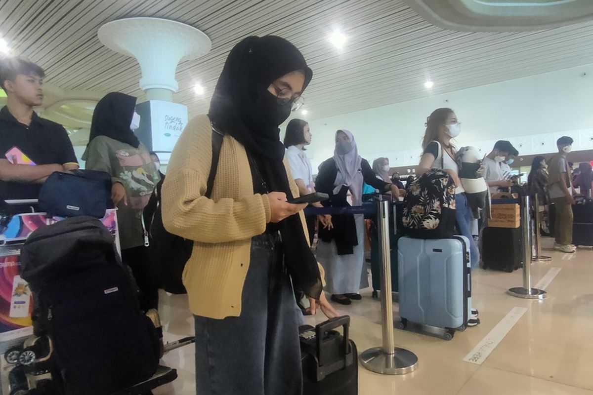 Penumpang pesawat terus meningkat jumlahnya menjelang Lebaran 2023 di Bandar Udara Yogyakarta International Airport (YIA) di Kabupaten Kulon Progo, Daerah Istimewa Yogyakarta. PT Angkasa Pura I di Bandara YIA mulai membuka Posko Terpadu Angkutan Udara Lebaran 2023 untuk melayani lonjakan penumpang kali ini.