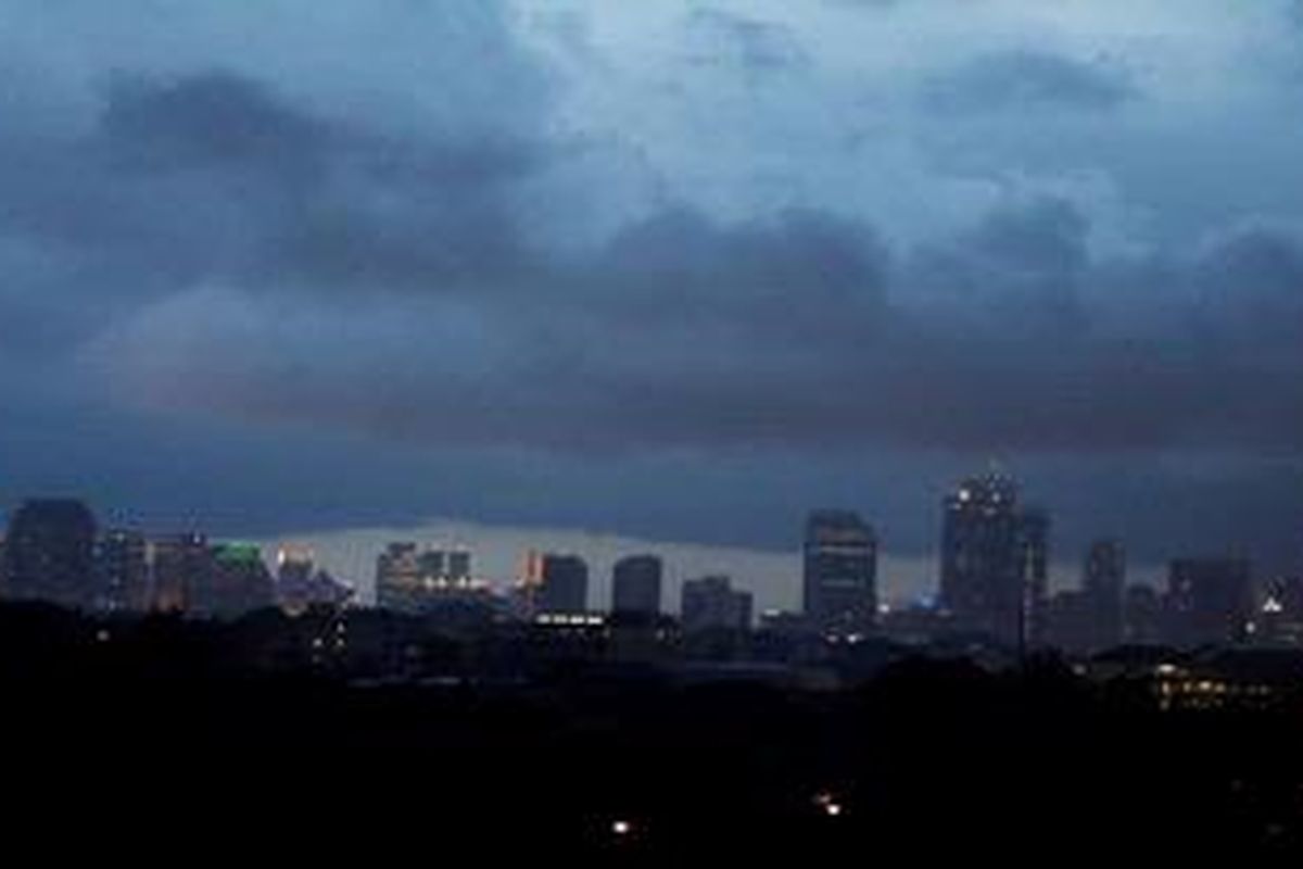 Awan gelap mengantung diatas langit Jakarta sore hari, Jakarta, Senin (4/2/2013). Potensi hujan masih cukup tinggi di Jakabodetabek.

