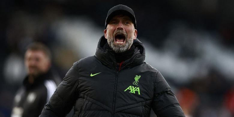 Mantan pelatih Liverpool, Juergen Klopp, saat merayakan kemenangan 3-1 atas Fulham di Stadion Craven Cottage dalam pekan ke-34 Liga Inggris 2023-2024.