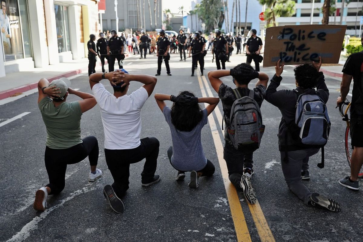 Pengunjuk rasa membawa poster saat mereka berdemonstrasi dalam unjuk rasa di seluruh negeri menyusul kematian George Floyd saat ditahan oleh polisi Minneapolis, di Long Beach, California, Amerika Serikat, Minggu (31/5/2020). ANTARA FOTO/REUTERS/Patrick T. Fallon/wsj/cfo