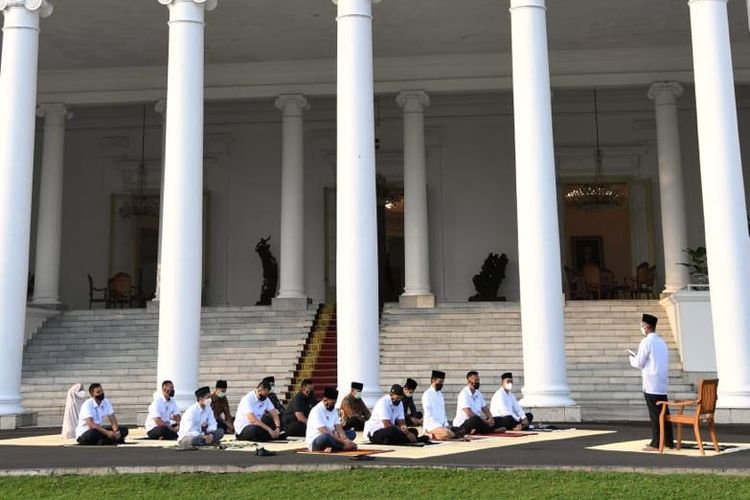 Presiden Joko Widodo dan Ibu Negara Iriana Jokowi mengikuti shalat Idul Fitri di Istana Bogor, Kamis (13/5/2021).