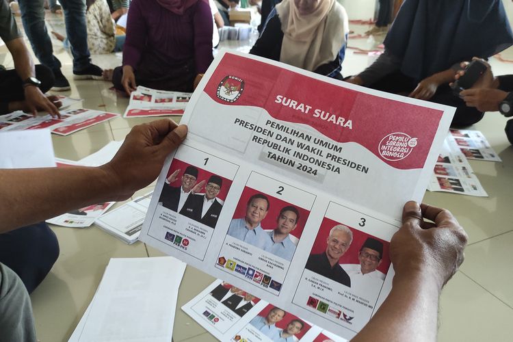 Para petugas melakukan sortir dan lipat surat suara PPWP di gedung Ikatan Persaudaraan Haji Indonesia (IPHI) Kabupaten Demak, (KOMPAS.COM/NUR ZAIDI)