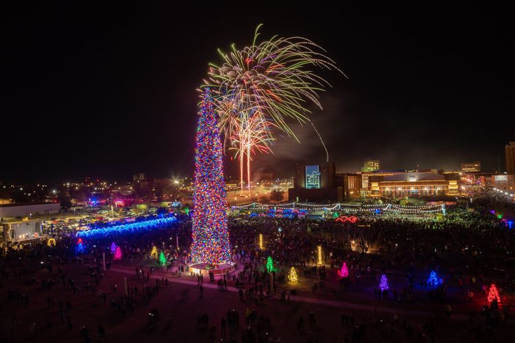 Pohon natal di kota Enid, Oklahoma, Amerika Serikat. Pohon ini digadang-gadang sebagai pohon tertinggi di dunia karena memiliki ketinggian hingga 42,6 meter. 